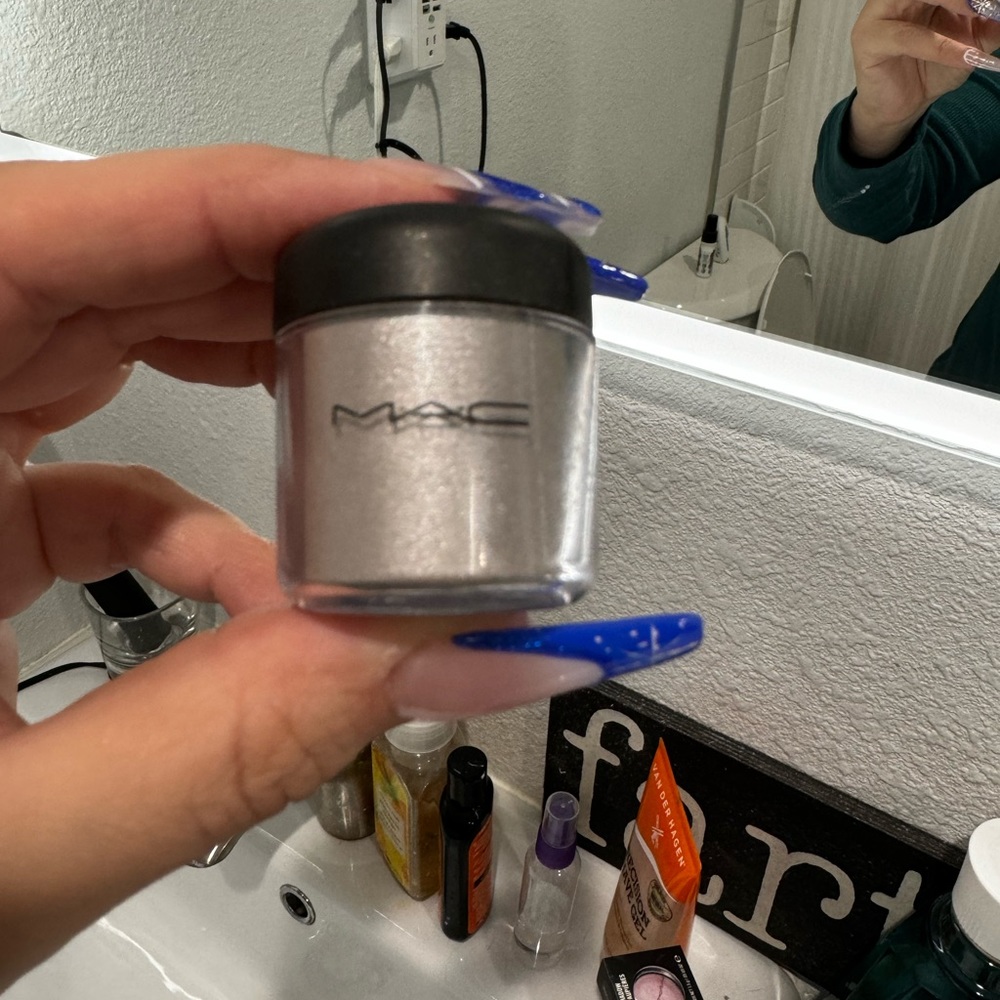 MAC Cosmetics pigment Silver Fog